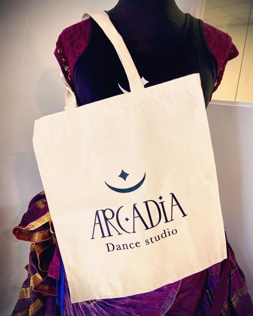 Merchandising Arcadia Dance studio. 
Camiseta de tirantes o bolsa de tela en dos colores.